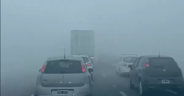 Corte total en Autopista Rosario - Buenos Aires por presencia de humo de las Islas