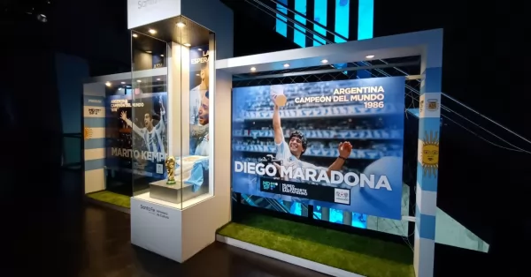 Exponen la réplica de la Copa del Mundo Qatar 2022 en un museo de Rosario