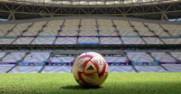 La FIFA presentó la pelota para los últimos cuatro partidos del Mundial