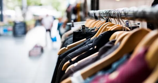 El gobierno acordó mantener los precios de la ropa hasta el 1 de diciembre