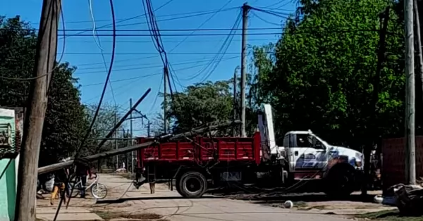 Camión enganchó cables y tumbó columnas en barrio Copello 