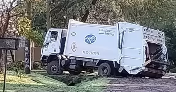 Camión recolector de residuos empantanado en Capitán Bermúdez debido al mal estado de las calles