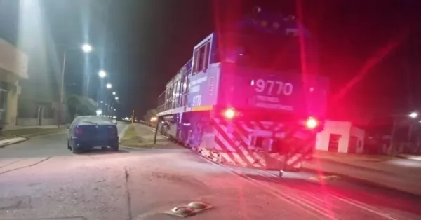 Un auto y un tren chocaron en Timbúes: una mujer resultó con lesiones leves