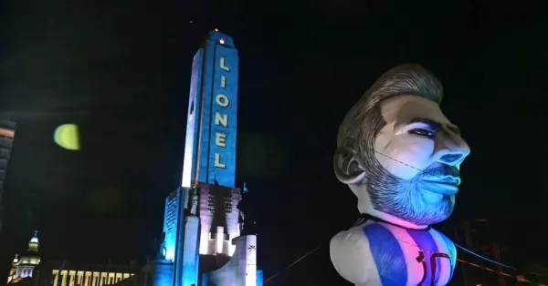 Homenajearon a Messi y Di María con un show de luces en el Monumento a la bandera