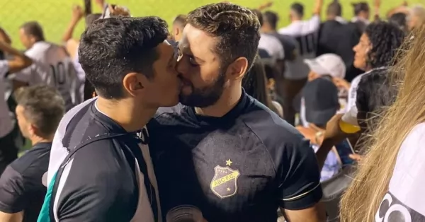 Dos hombres se besaron en la tribuna durante un partido de fútbol y recibieron una ola de mensajes homofóbicos