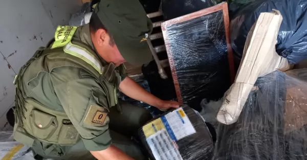 Transportaban 10 kilos de marihuana en una encomienda y los detectó la Gendarmería