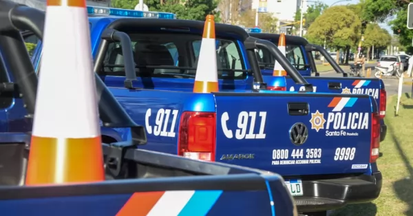 Detenidos cuando robaban elementos de un auto en San Lorenzo