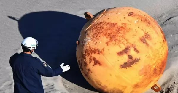 Una bola gigante misteriosa apareció en una playa de Japón