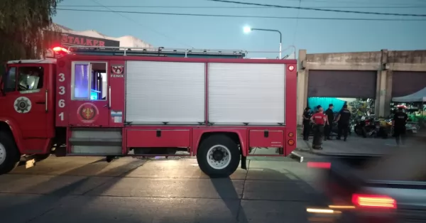 Una motocicleta ardió en llamas en un taller mecánico de San Lorenzo