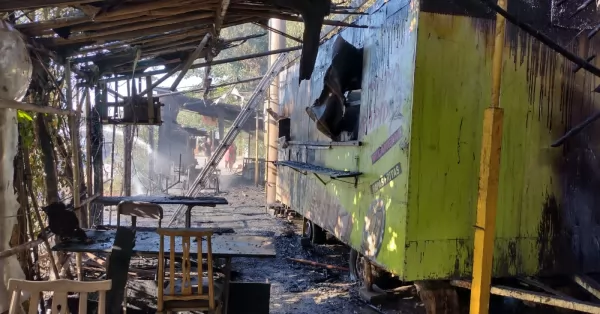 Se incendiaron dos carritos de comida en Puerto San Martin