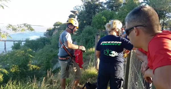 Bomberos rescataron un perrito que cayó por la barranca