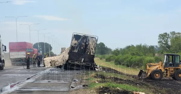 Bermúdez: bomberos continúan trabajando en el incendio de un camión con rollos de papel en la Autopista