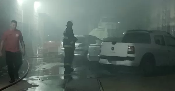 Se incendió un taller mecánico de San Lorenzo: dos autos resultaron dañados
