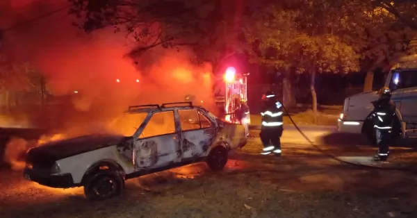 San Lorenzo: bomberos sofocaron el incendio de un auto en barrio 2 de abril