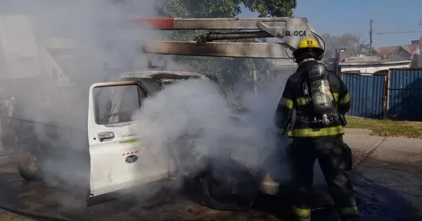 Bermúdez: se incendió una camioneta con hidroelevador del área de alumbrado de la municipalidad 