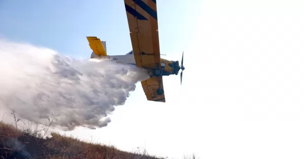 Delta del Paraná: suman otro avión hidrante y un helicóptero más para combatir los incendios