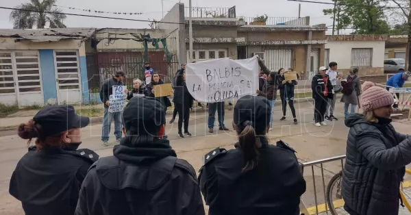 Familiares de los policías detenidos por robo en Beltrán pidieron su libertad y avances en la investigación