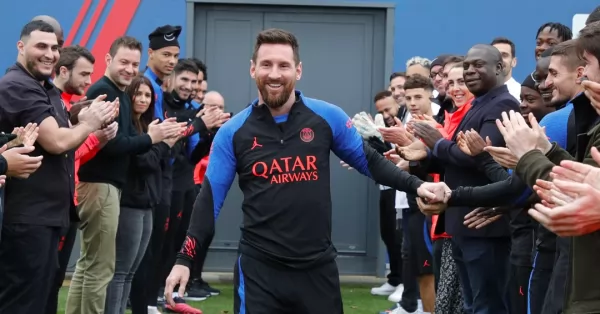 Messi fue recibido con el tradicional pasillo del campeón en el PSG 