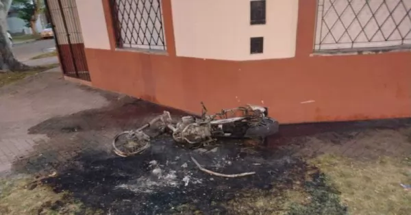 Intentaron robar una moto y como no pudieron, la prendieron fuego