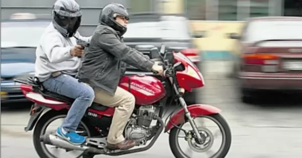 Prisión por 90 días para dos hombres acusados de robarle la moto a un delivery en Baigorria 