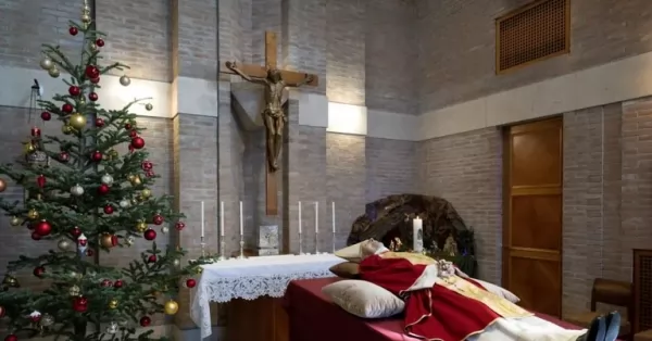Miles de fieles rinden homenaje a Benedicto XVI en su última despedida 