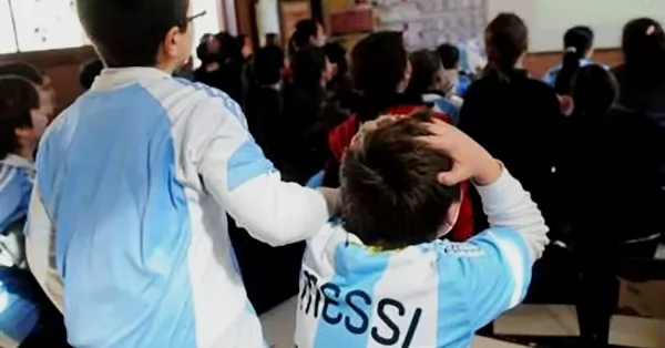 Un colegio de Chubut pasará los partidos de Argentina y premiará a la mejor hinchada