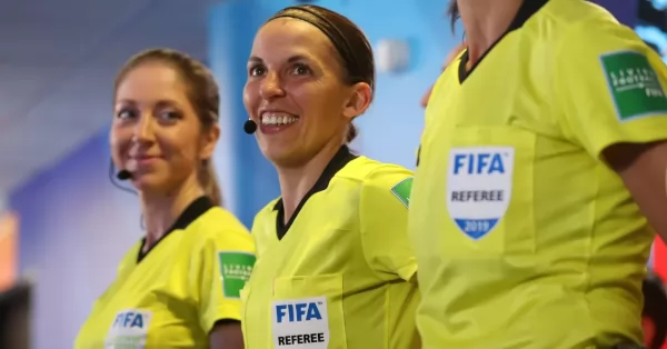 Histórico: Por primera vez una mujer será árbitra en un partido de un Mundial masculino