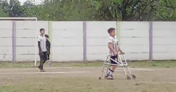 Inclusión: la conmovedora imagen de un jugador de una escuelita de fútbol
