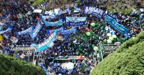 En el primer día de paro, docentes se movilizaron a la sede del Minsiterio de Educación