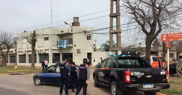 Balearon la Municipalidad de Fray Luis Beltrán y dejaron una bomba molotov
