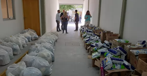 Puerto San Martín: entregaron alimentos y artículos de limpieza a familias afectadas por el incendio en Jumboplast
