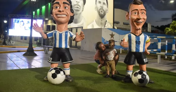  Puerto San Martín homenajeó a Diego y a Messi con dos estatuas en forma de caricaturas