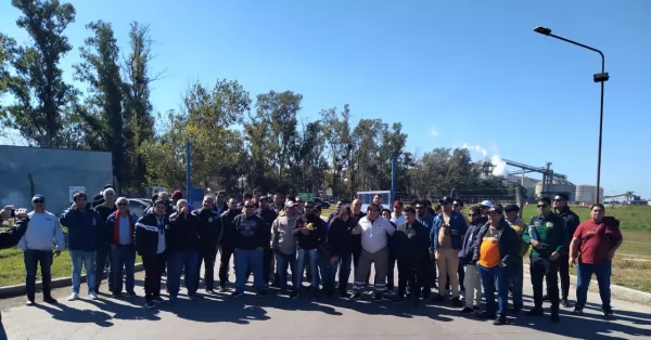 Cerca de 500 camiones varados en Puerto San Martín por el conflicto de Asiabra en Cargill 