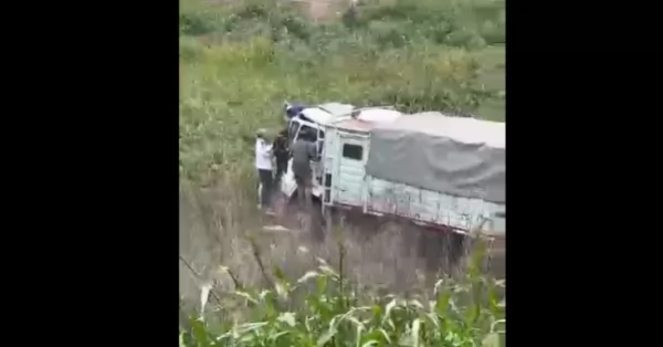 Camionero despistó y volcó en la autopista Rosario - Santa Fe