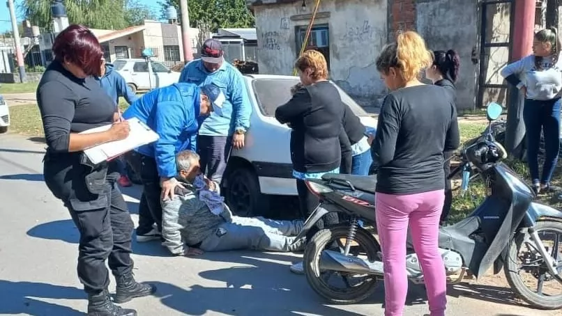 Bermúdez: un hombre hospitalizado tras derrapar con su moto y chocar un auto estacionado 