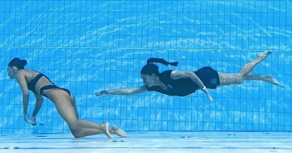 Una nadadora se desmayó en plena competencia y fue rescatada por su entrenadora