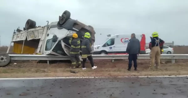 Volcó un camión en el acceso sur a San Lorenzo en Autopista Rosario Santa Fe