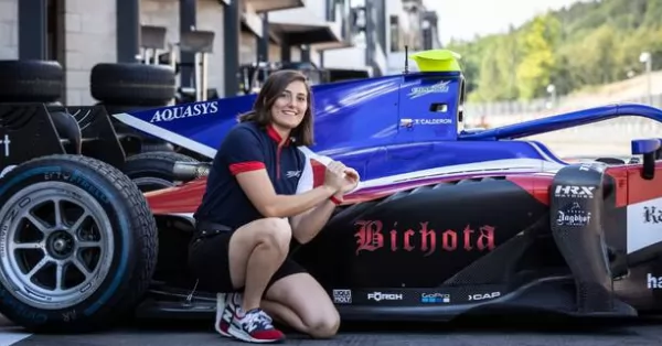 Karol G patrocinará a la piloto de Fórmula 2 Tatiana Calderon
