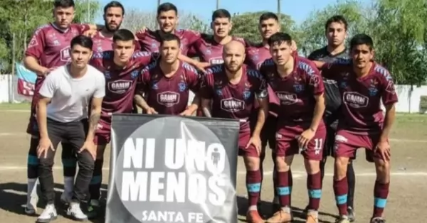 “Ni un menos”: Un club salió a la cancha con una bandera en solidaridad hacia un imputado por abuso sexual