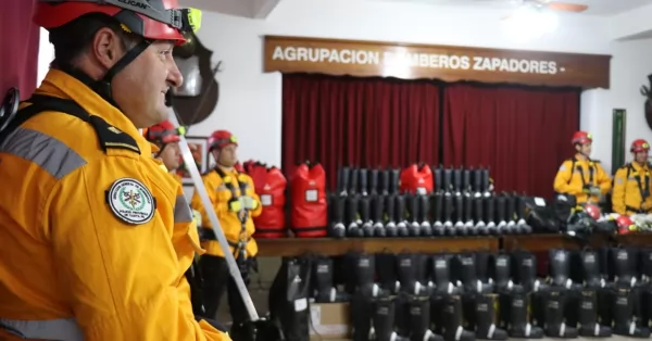 El gobierno provincial entregó equipamiento para los Bomberos Zapadores y la Policía