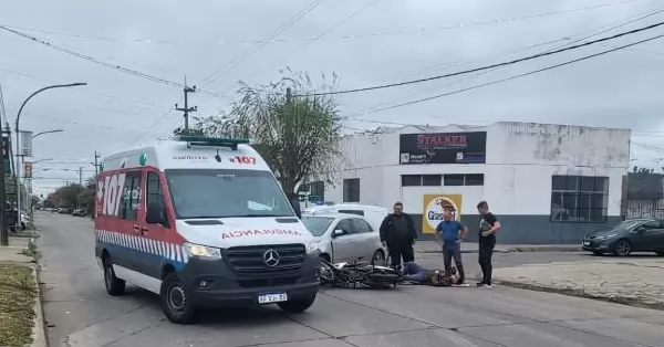 Un joven motociclista hospitalizado tras chocar con un auto en San Lorenzo