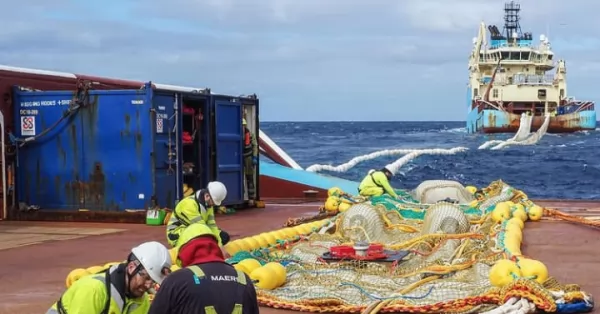 Utilizan una red de 2500 metros para limpiar la gran mancha de basura del Pacífico