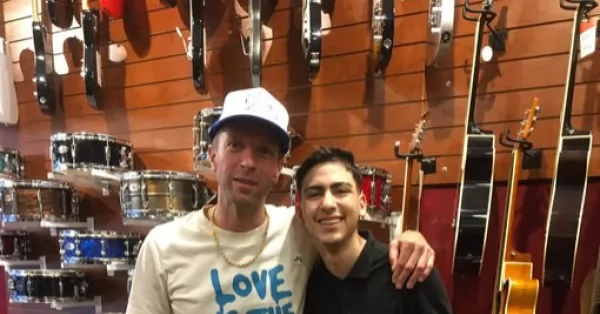 Chris Martin visitó una casa de instrumentos en Buenos Aires y tocó con los empleados 