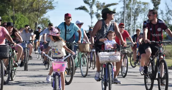 Multitudinaria bicicleteada aniversario en Puerto San Martín
