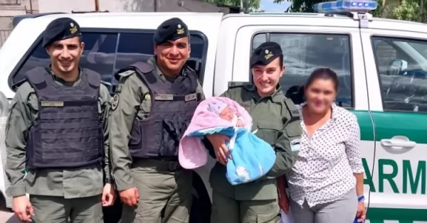Gendarmes ayudaron a una mujer a dar a luz a su hija