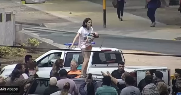 Una mujer quiso tirar a su bebé desde el techo de un auto en Mar del Plata