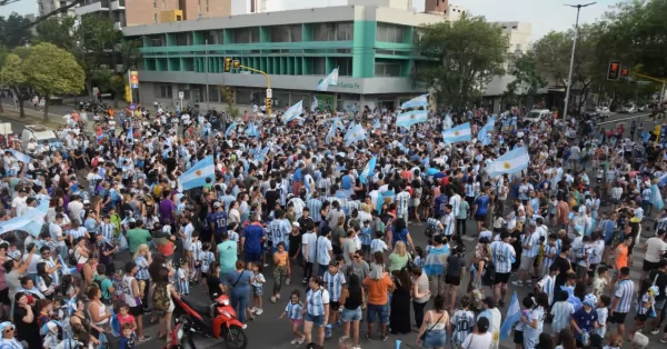 Cientos de sanlorencinos salieron a las calles para festejar la clasificación a octavos de la Selección