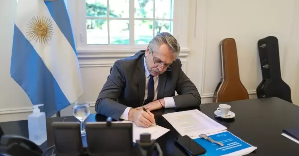 El presidente Alberto Fernández padece una hernia de disco lumbar y le indicaron reposo
