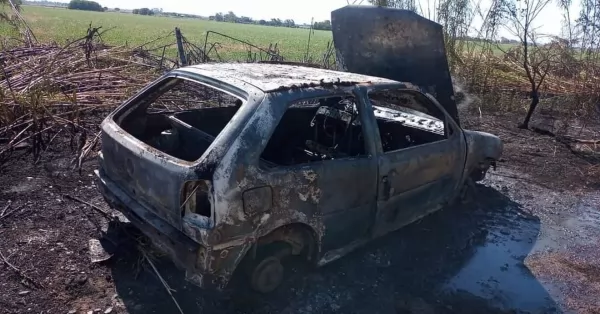 Se incendió un auto abandonado en la colectora de la Autopista a la altura de Baigorria