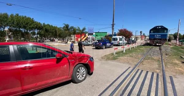 Un auto fue chocado por una locomotora en la localidad de Timbúes